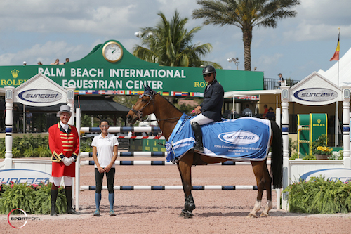 Samuel Parot and Quick du Pottier in their winning presentation with ringmaster Steve Rector and Lauren Tisbo of Suncast®.