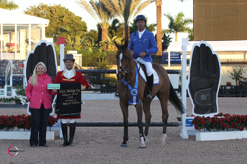 Alvaro de Miranda and AD Uutje in their winning presentation with ringmaster Gustavo Murcia and SSG Gloves representative Jennifer Ward